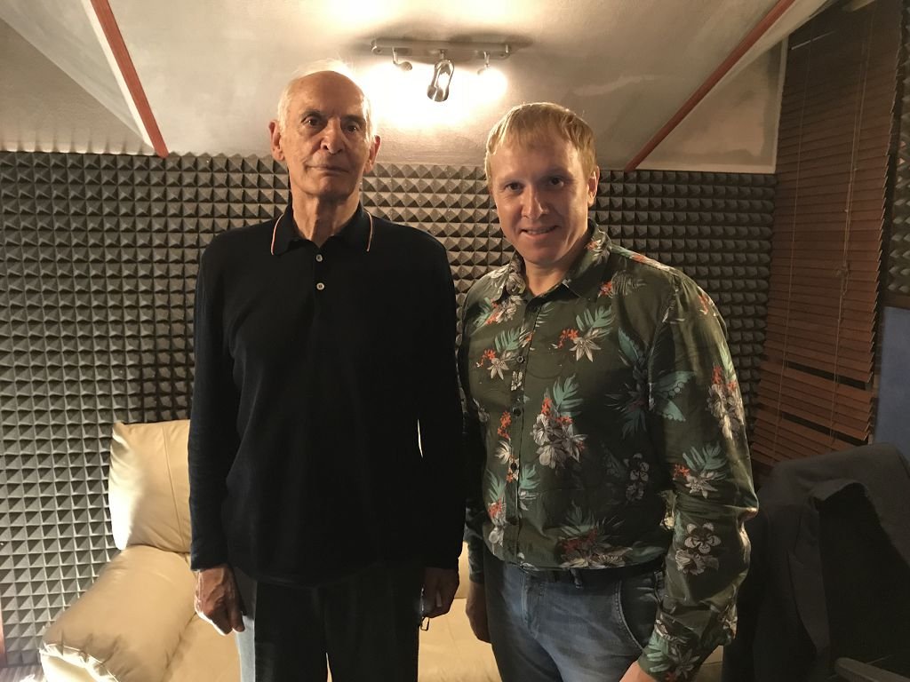 Диктор начитывает аудиокнигу в студии